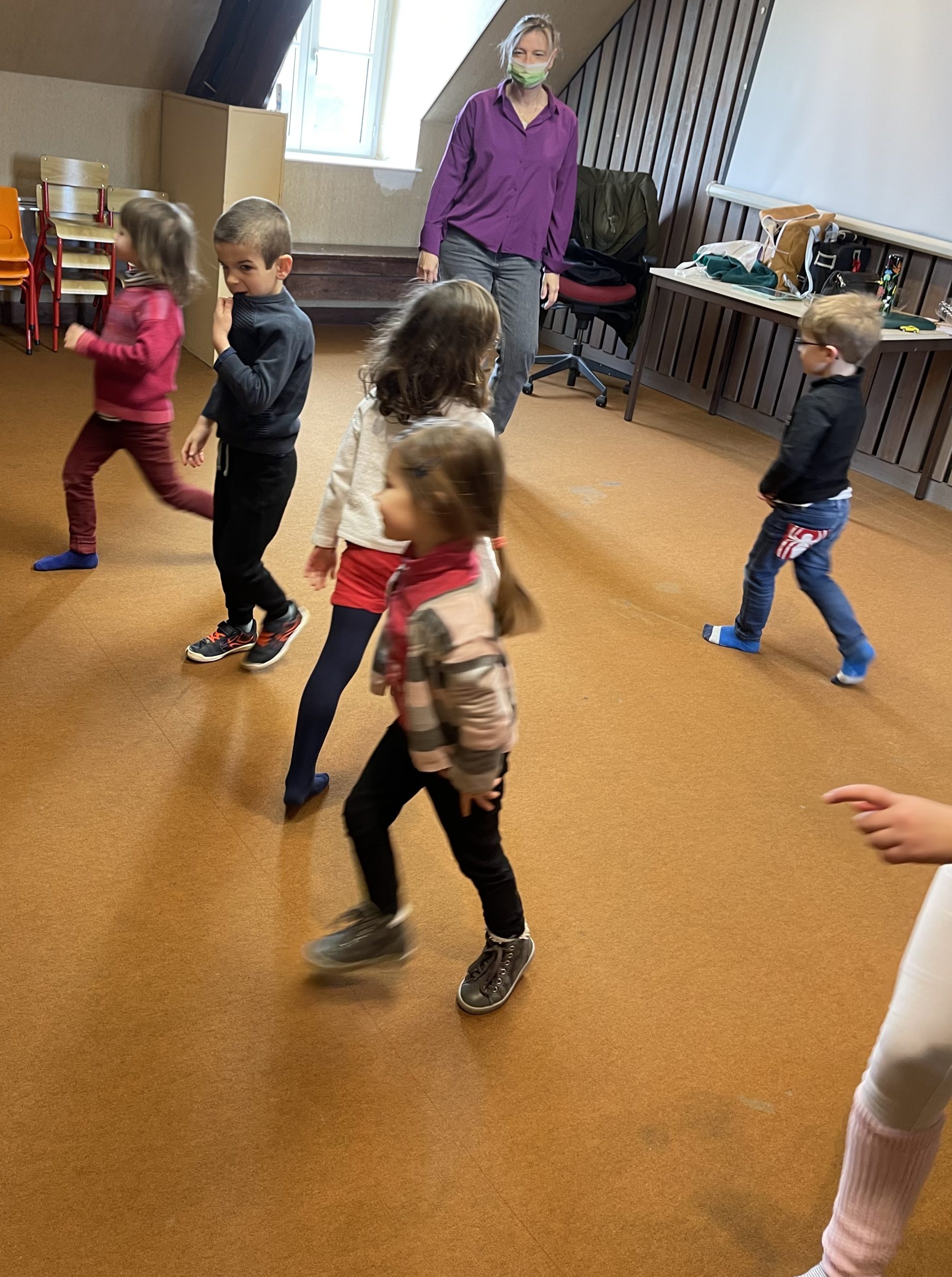 marcher dans la salle 2